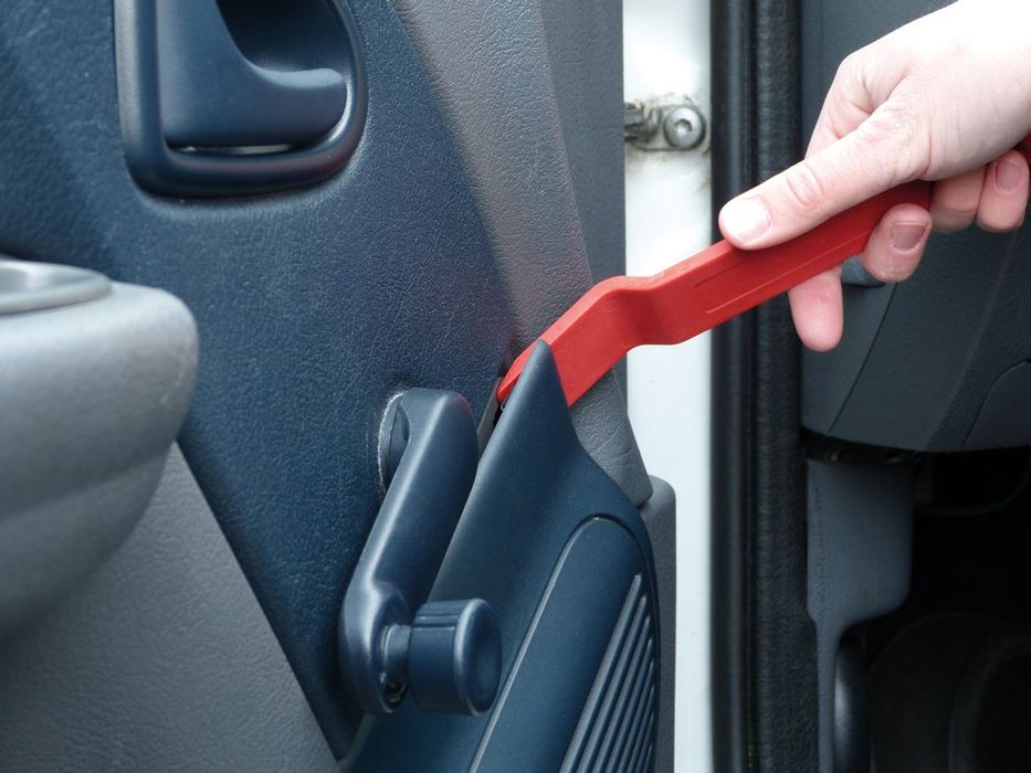 Set 5 ustensile din plastic pentru demontat panouri bord si usi Carpoint, pentru tapiterie si ornamente auto, rosu