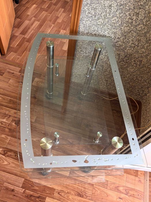 Столик под телевизор. Стекло