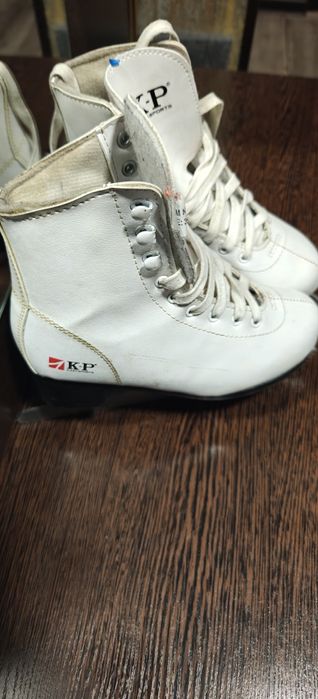 Продаются коньки б/у размер 34.