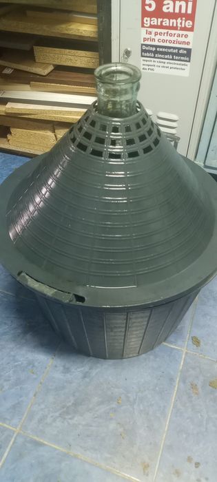 Damigeană și fripteoză