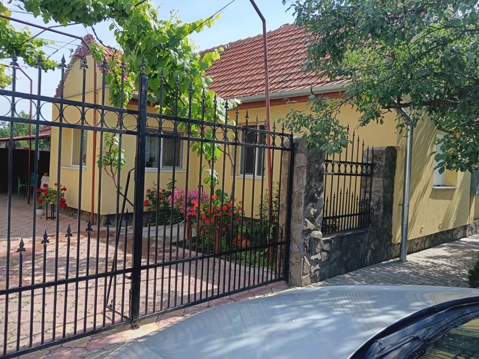 Vând casă complet mobilată