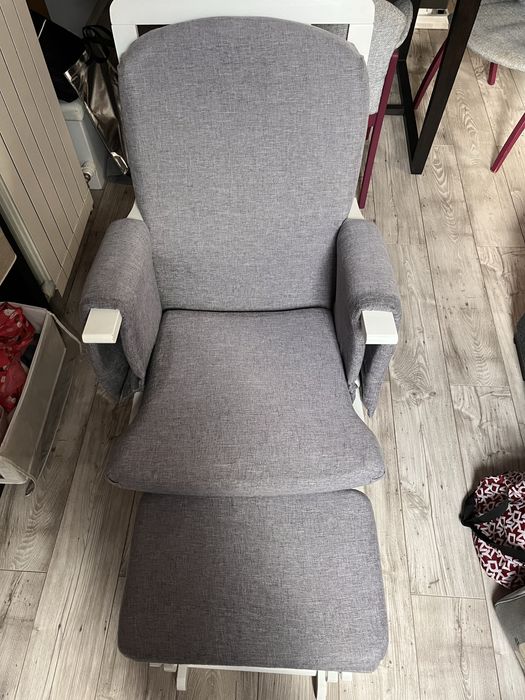 Люлеещ стол за кърмене с табуретка