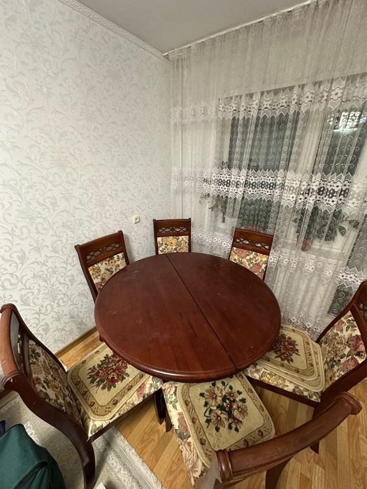 Стол со стульями