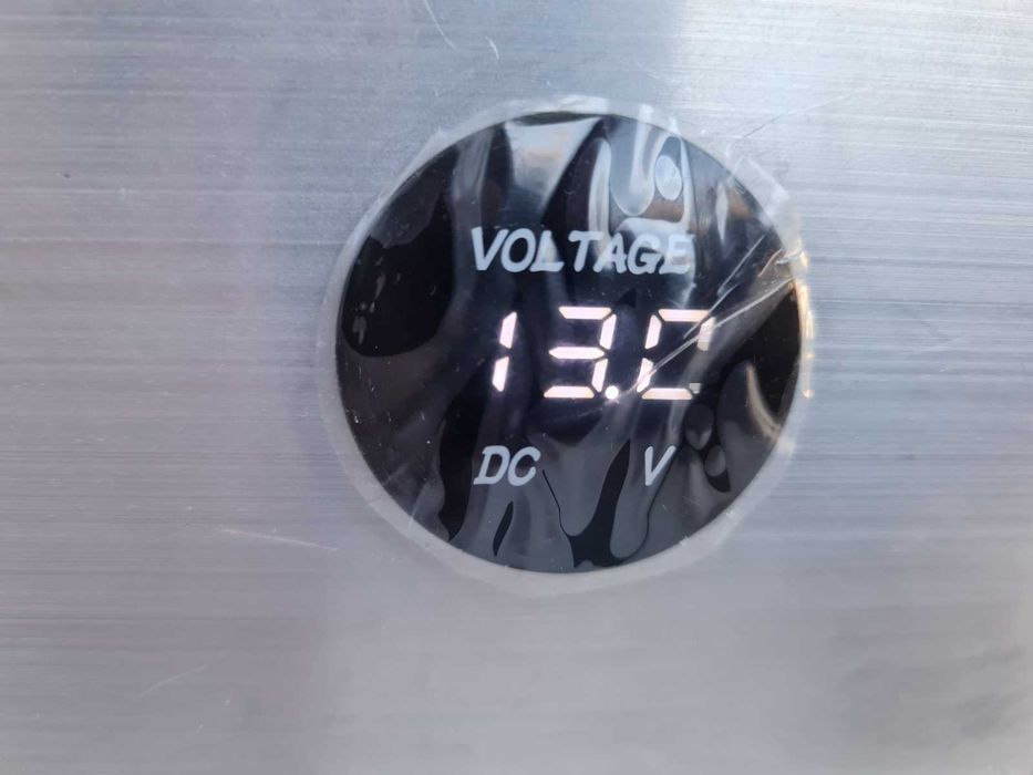 12V Токоизправител за стартиране на двигателя при изтощен акумулатор