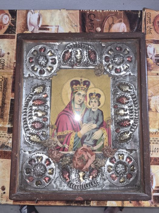 Icoană veche Maica Domnului cu Pruncul – ramă decorativă din lemn și metal