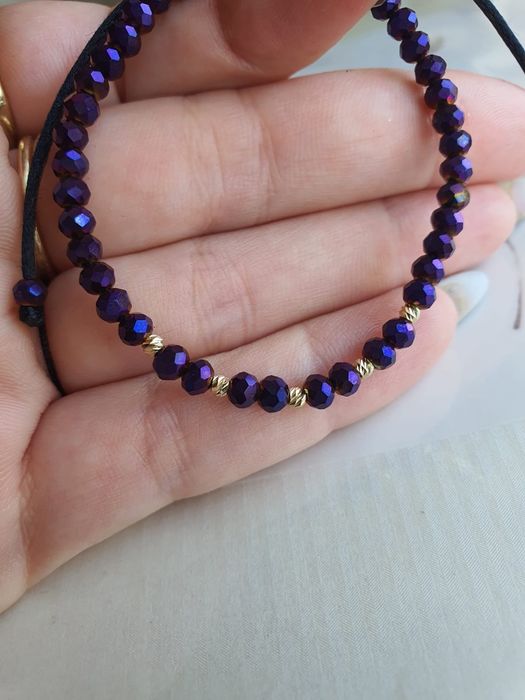 Bratara cu bilute din aur 14 K si cristale violet, cu snur ajustabil.
