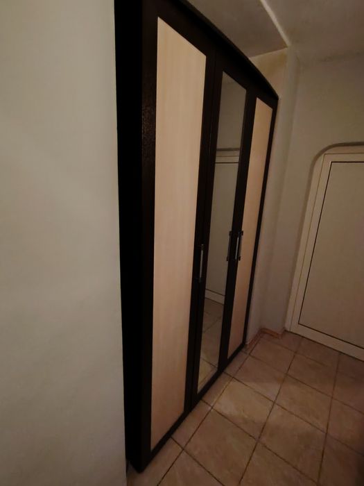 Продаван трикрилен гардероб