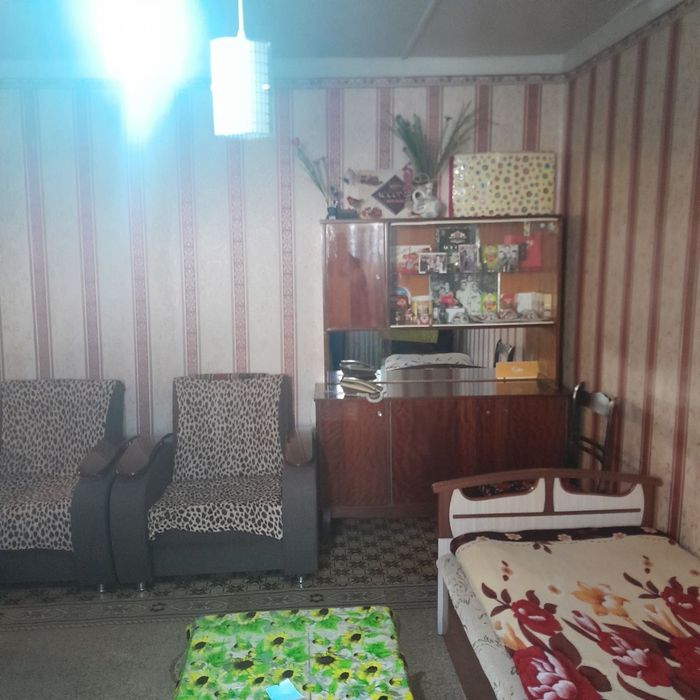 Спутник в деревянном доме. 1 ком квартиру 32 м2 санузел совместно 2/2.