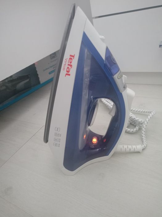 Vând fier de calcat Tefal Virtuo talpa ceramica.