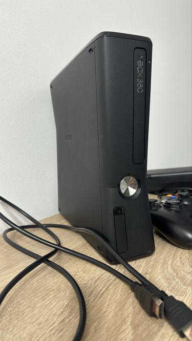 Приставка  Xbox 360 slim