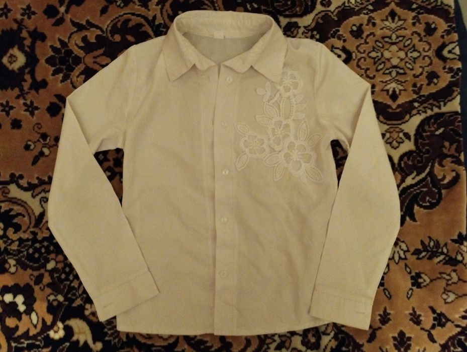 Продам школьные блузки