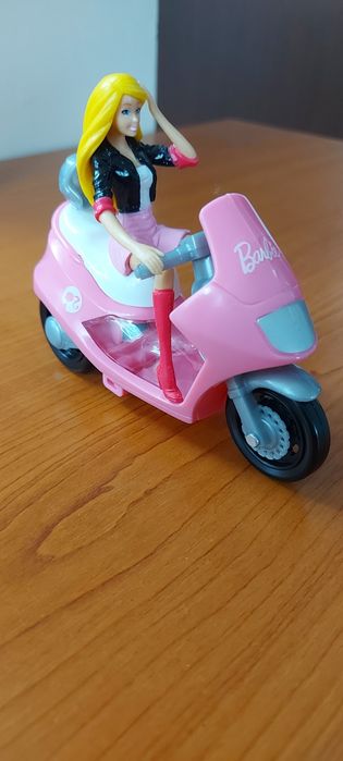 Păpușă Barbie pe motocicleta