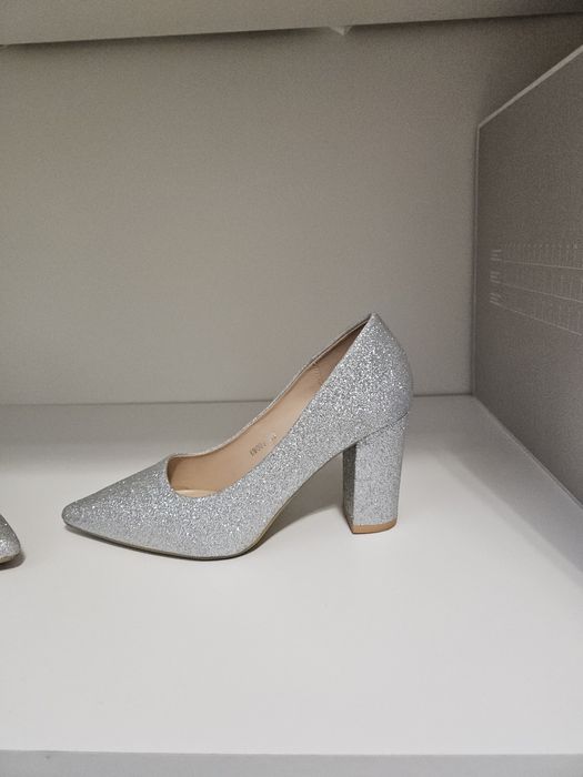 Pantofi argintii cu toc gros 38
