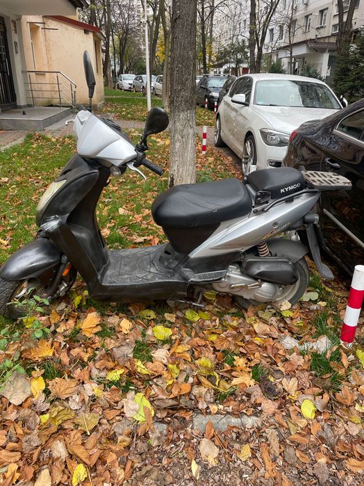 Vând scuter. Preț 2500 lei. Cu cu acte.