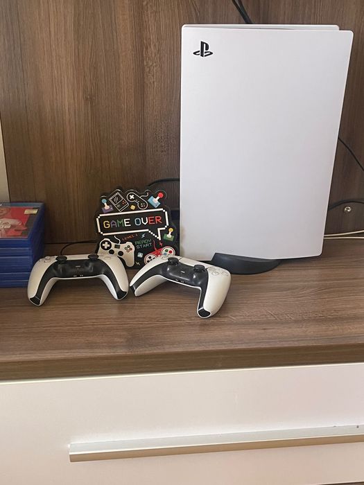 Vând PS5 cu doua manete si jocul fifa25 instalat,predau doar in persoana!