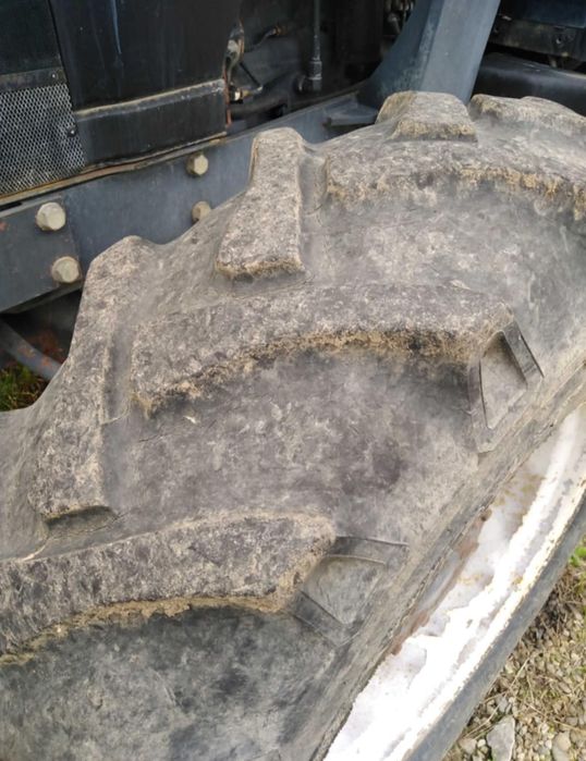 Vând cauciucuri de tractor 13,6/24