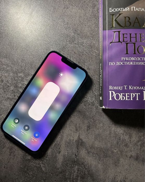 Телефон iPhone 13