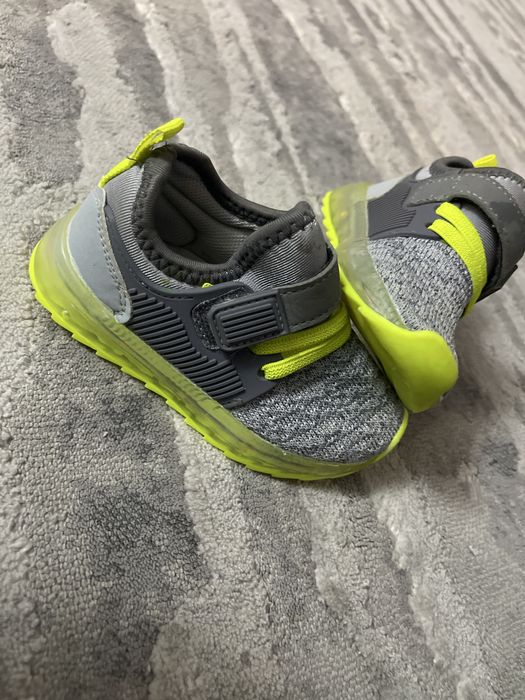 Adidasi marimea 23 ,sunt noi( vezi foto 3)