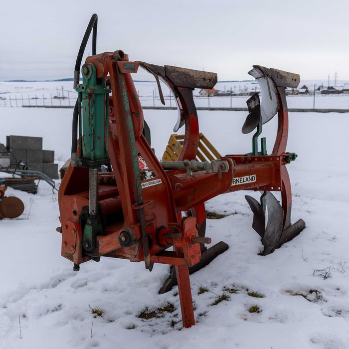 Plug reversibil Kverneland – 2 trupițe – acționare hidraulică