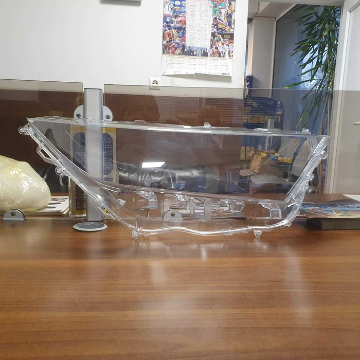 Стъкло за фар десен Toyota RAV 4  2019 ->