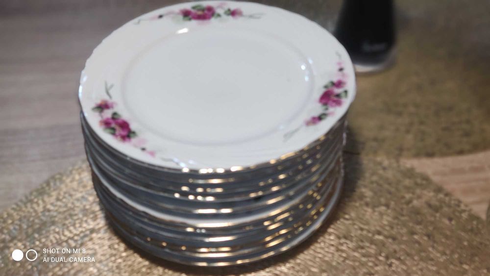 12 бр. Порцеланови Чинии със Златен Кант
