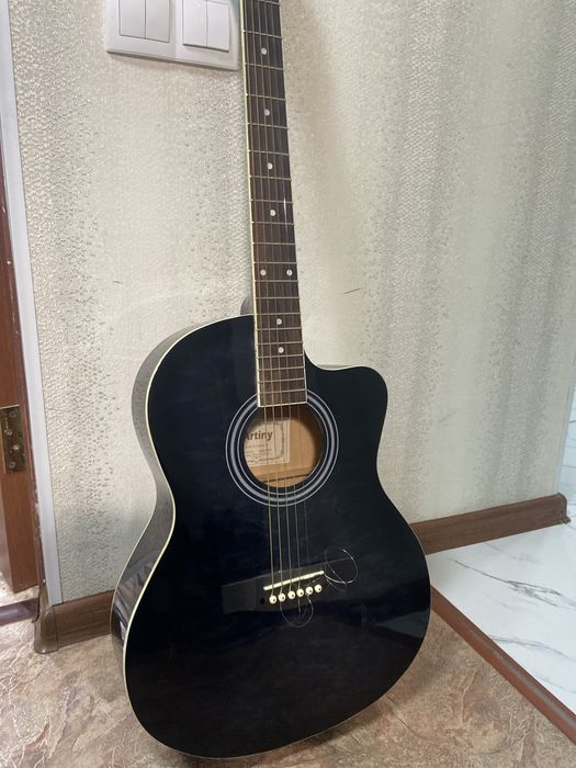 гитара черная, идет с чехлом и тюнер прищепкой настриватель