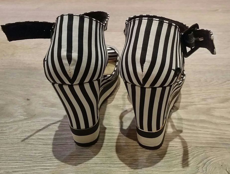 Продам босоножки