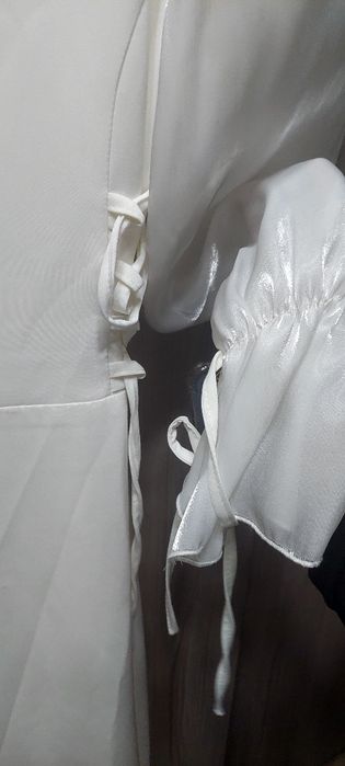 Белое платье с боковыми корсетами