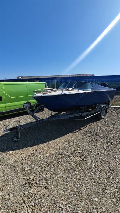 Vând Barca cu motor și peridoc