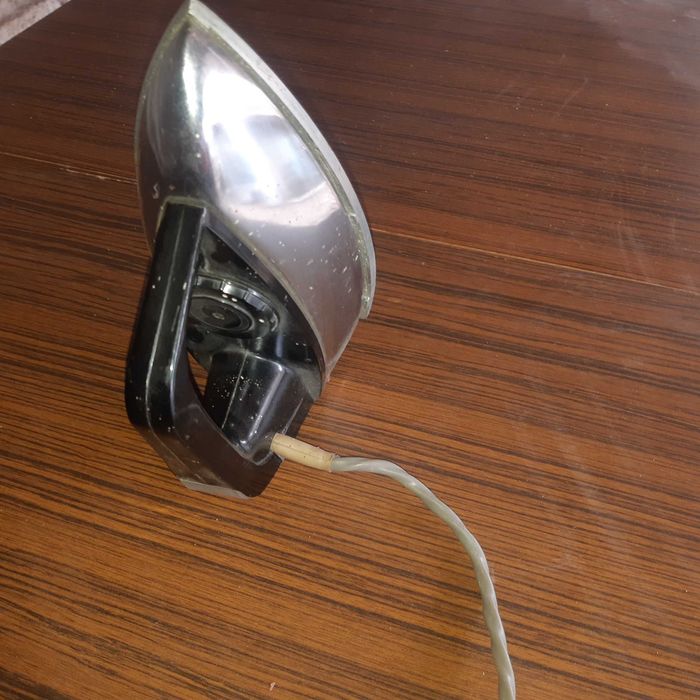 Стара работеща ютия