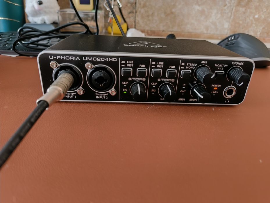 Аудио интерфейс Behringer UMC204HD