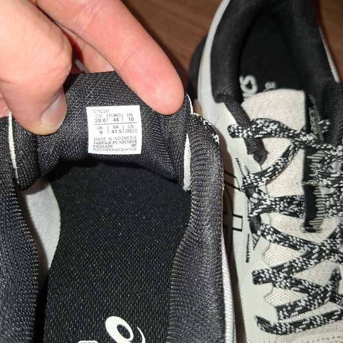 маратонки  asics