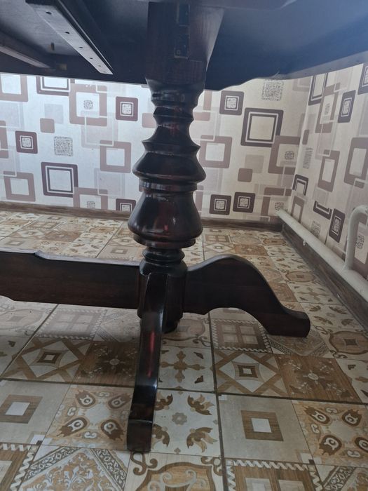 Стол в гостинную