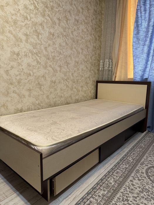 Кровать с матрасом