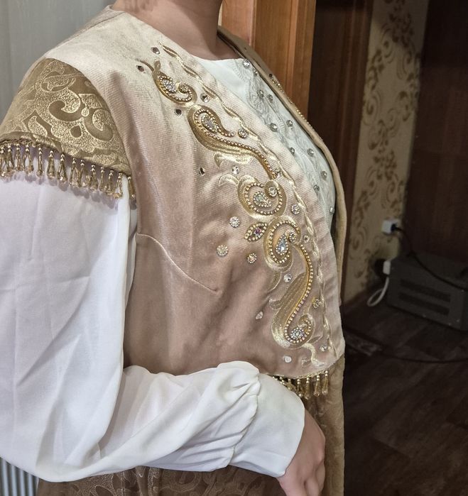 Платье и национальный камзол