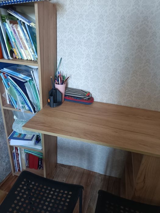 Продам парту с полками.