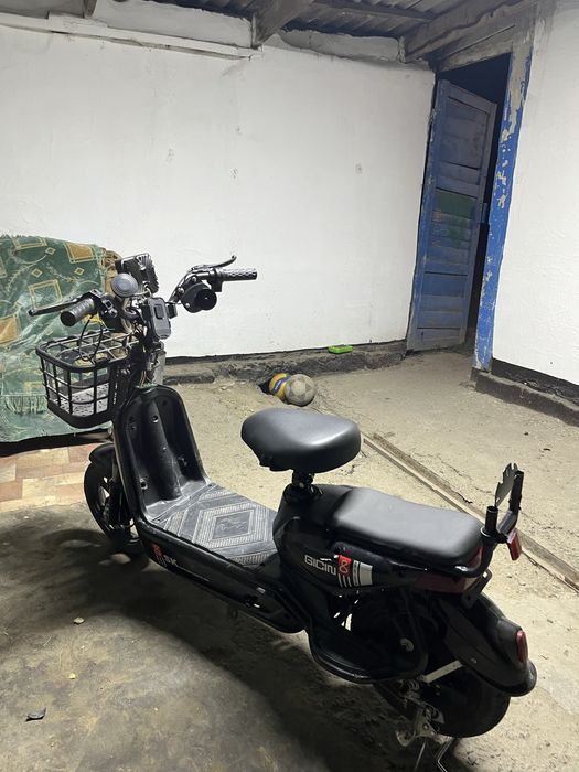 Продам скутер ск8