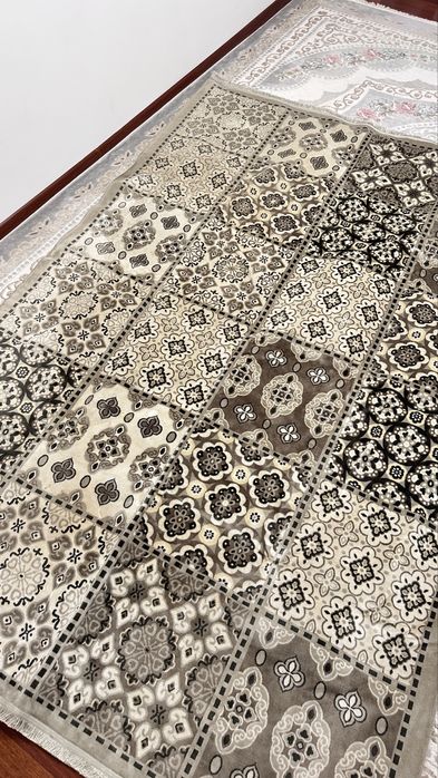 Ковер серый примерно 1,9 на 2,5