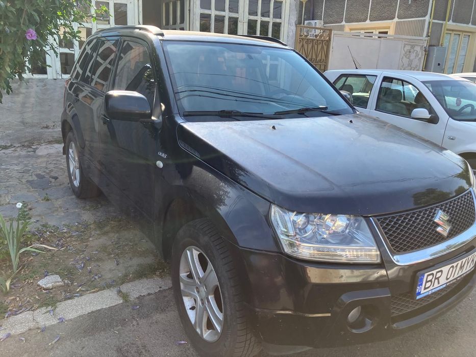Suzuki Grand Vitara Masina are actele la zi si functioneaza bine.