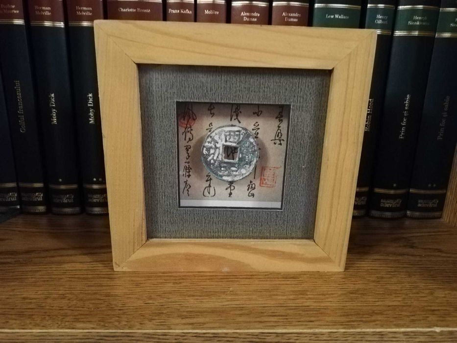 2 monede de epocă chinezești asiatice înrămate în sticlă