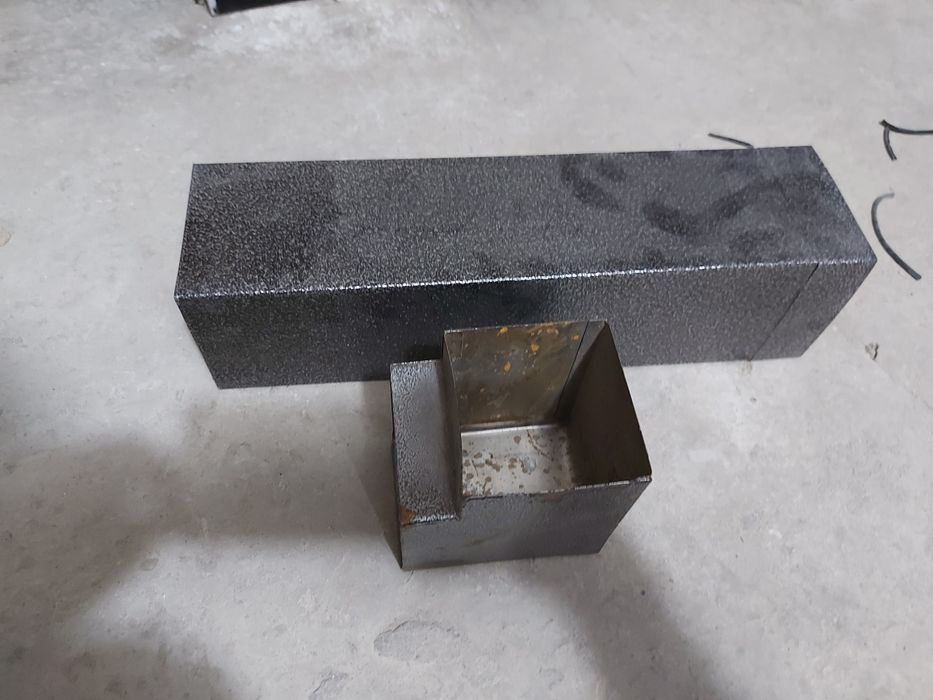 Продаётся металлические труба и отвод для вытяжки  и есть короб для вы