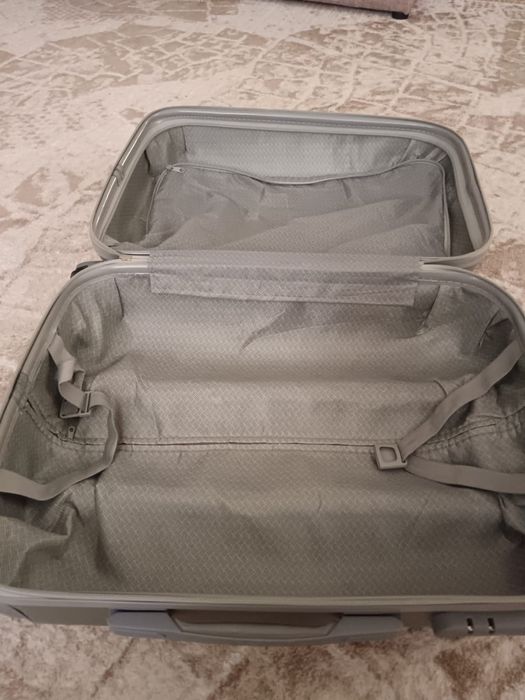 Чемодан пластиковый