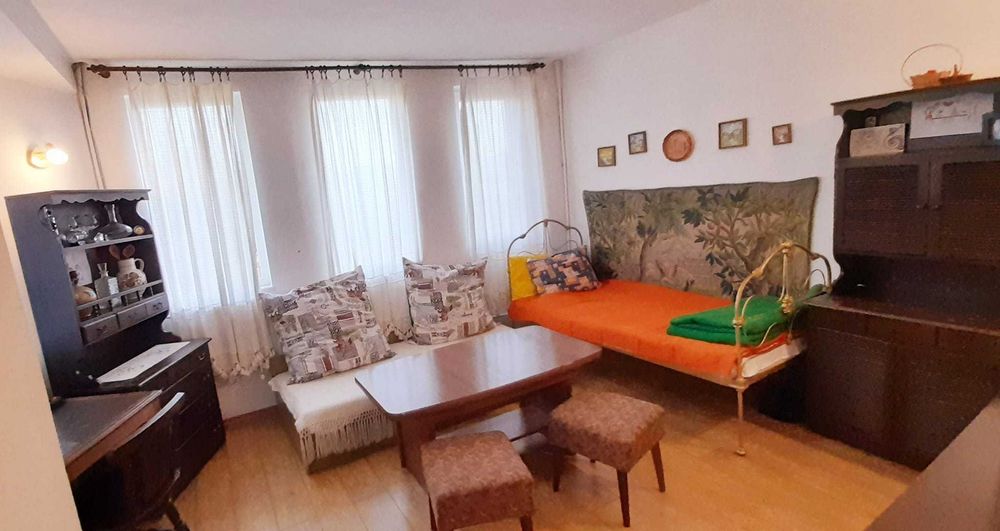 Луксозна къща, оригинална архитектура, строеж 2000 г, напълно обзаведена, 290 кв. м. канализация, асфалтов път