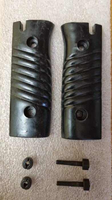 Plasele cu șuruburi baioneta WW 2 Mauser K98  Bayonet bakelite grips