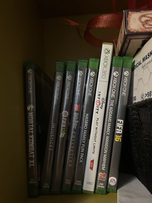 X box one 2 manete dock station 370 GB 8 jocuri 1TB