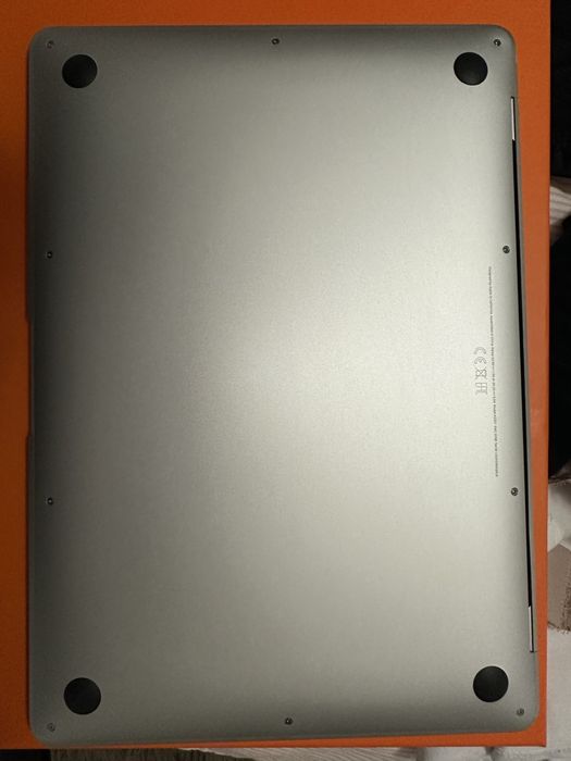 Macbook Air, chip M1, 512 GB memorie, 8GB RAM