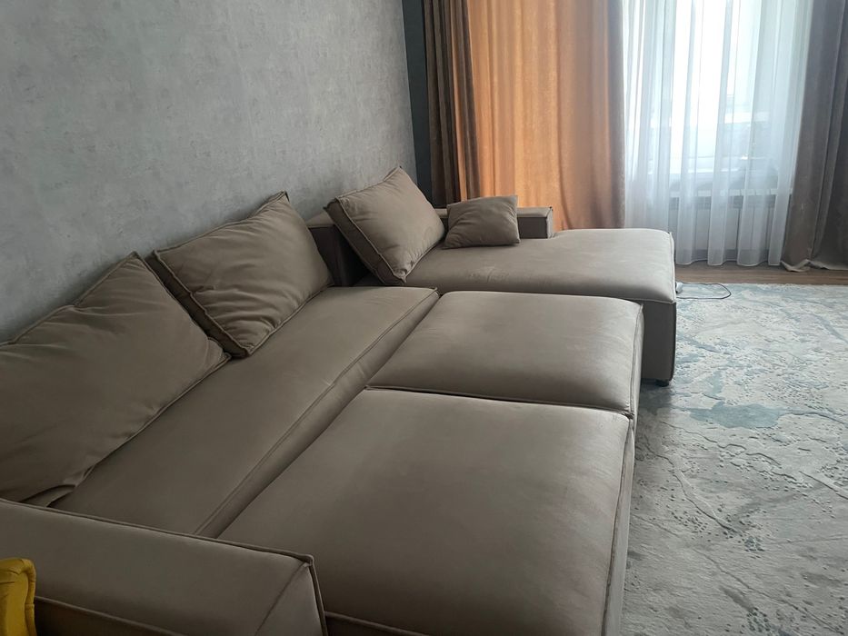 Угловой диван в хорошем состоянии