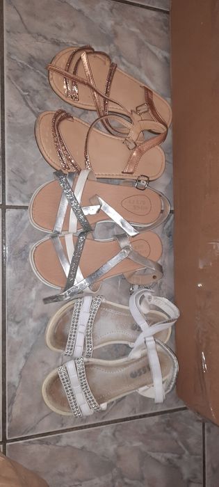 Tenisi fetite diferite mărimi
