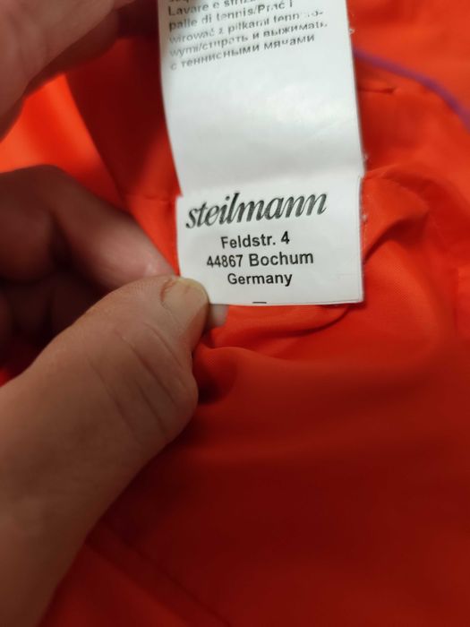 От Германия, Червено дамско яке с гъши пух