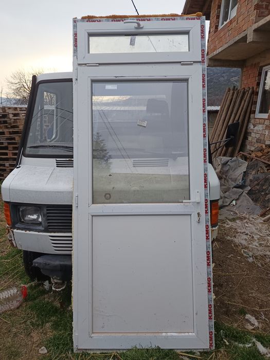 ПВЦ врата с горен прозорец